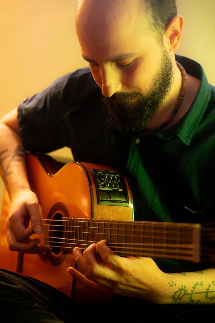 Javier Morin tocando la guitarra